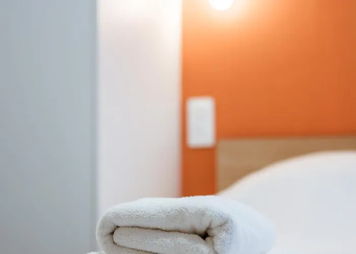 Rez De Chaussee Avec Terrasse Centre Thermal Et Touristique - Casa 岩尼维利